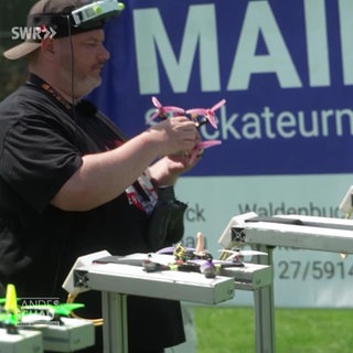 Piloten mit VR-Brille beim Weltcup im Drohnenwettflug