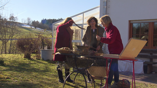 Frauen räuchern Kräuter