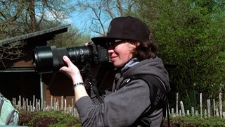 Rebecca Roth ist großer Eisbär-Fan. Sie steht mit Kamera vor dem Eisbär-Gehege im Karlsruher Zoo.