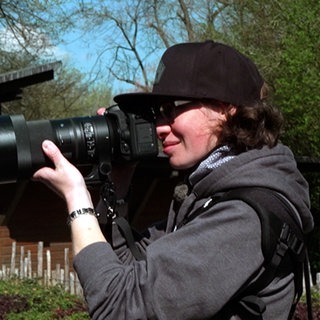 Rebecca Roth ist großer Eisbär-Fan. Sie steht mit Kamera vor dem Eisbär-Gehege im Karlsruher Zoo.