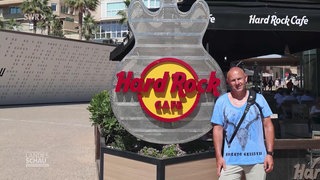 Mirko Ossmann vor einem Hard Rock Cafe
