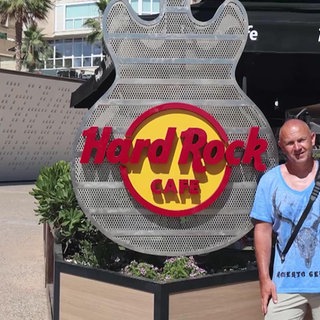 Mirko Ossmann vor einem Hard Rock Cafe