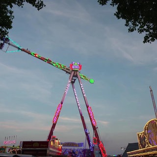 Beleuchtete Überkopfschaukel in Pforzheim