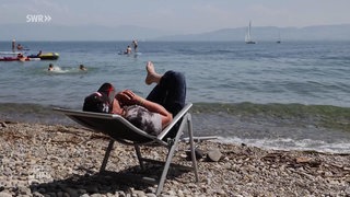 Person im Campingstuhl am Strand