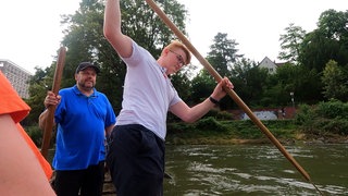 Zillenfahrer in Ulm trainieren in einer Zille für den Schwörmontag