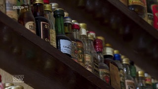 Ein Regal voller Miniatur-Flaschen