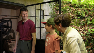 Sonja Faber-Schrecklein begutachtet die Pumpe