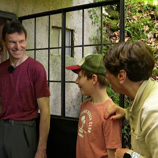 Sonja Faber-Schrecklein begutachtet die Pumpe