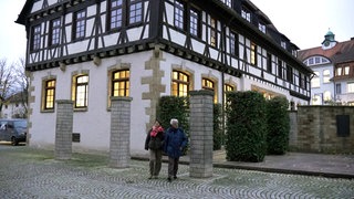Sonja Faber-Schrecklein und Arnold Albrecht vor dem Rathaus Schlössle in Dettingen an der Erms.