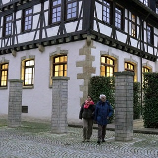 Sonja Faber-Schrecklein und Arnold Albrecht vor dem Rathaus Schlössle in Dettingen an der Erms.