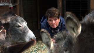 Sonja Faber-Schrecklein schaut nach den Eseln auf dem Gnadenhof in Großvillars