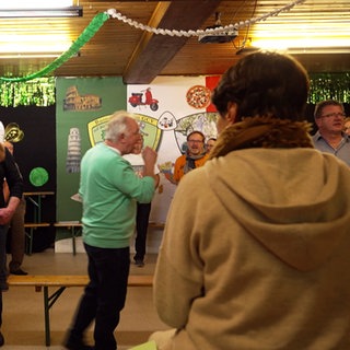 Sonja Faber-Schrecklein besucht die Narren in Gundelsheim.