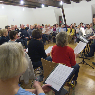 Ein Chor probt im Sitzen