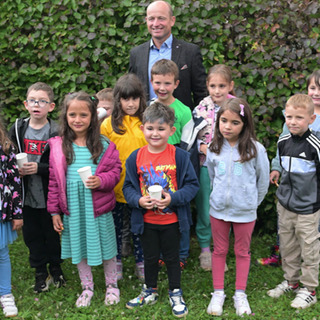 Vielseitigkeitsreiter Michael Jung bei einer Spielplatz-Einweihung