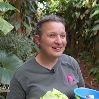 Tierpflegerin Lena kümmert sich um die Versorgung der Tiere im Amazonienhaus