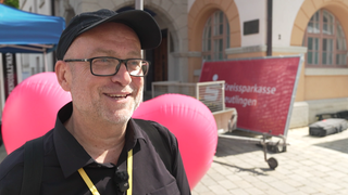 Organistator des Maultaschenfestes lächelt glücklich in die Kamera