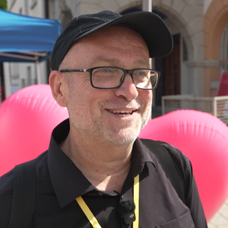 Organistator des Maultaschenfestes lächelt glücklich in die Kamera
