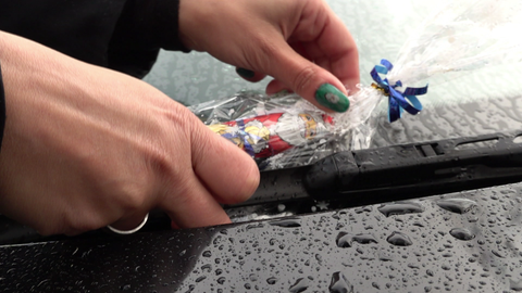 Auto mit "Weihnachtsknöllchen"