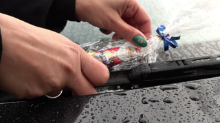 Auto mit "Weihnachtsknöllchen"