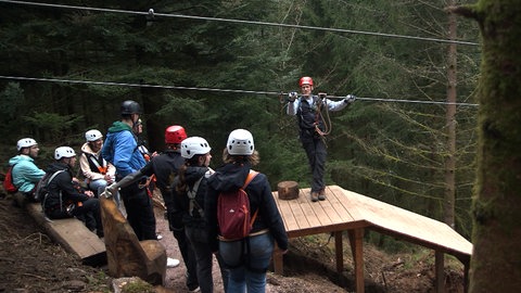 Zipline im Kinzigtal: Ein Mann gibt einer Gruppe von Ziplinern eine Sicherheitseinweisung