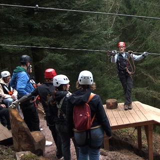 Zipline im Kinzigtal: Ein Mann gibt einer Gruppe von Ziplinern eine Sicherheitseinweisung