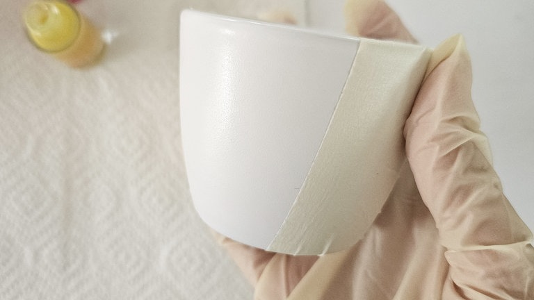 Wer nur ganz bestimmte Bereiche des Topfes marmorieren möchte, klebt den Blumentopf mit Malerkrepp ab.