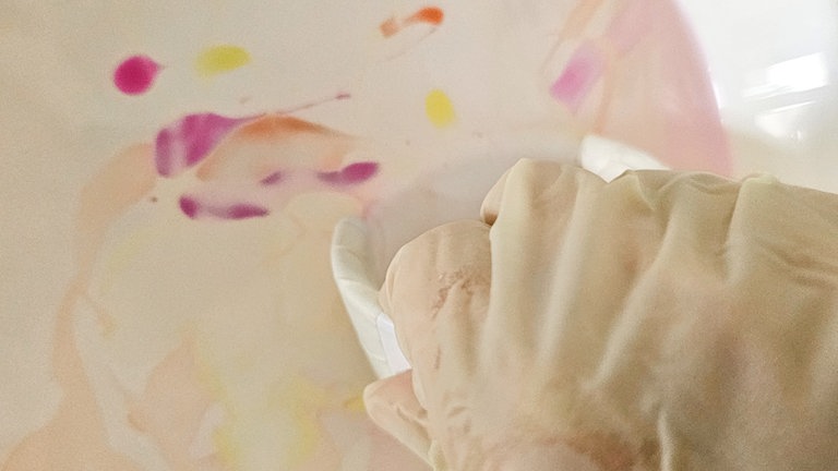 Nun zügig den Blumentopf ins Wasser eintauchen (Bild 3), hochziehen und zum Trocknen auf ein Stück Backpapier stellen.