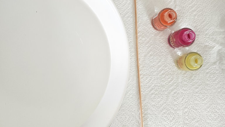 Da das Marmorieren schnell gehen muss, die Nagellackflaschen bereits geöffnet bereit stellen. 