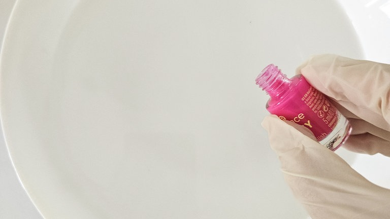 Einen Einmalhandschuh anziehen und anfangen die ausgewählten Farben ins warme Wasser zu geben. 