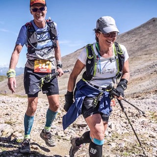 Ein älteres fittes Ehepaar wandert auf einem Berg