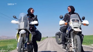 Zwei Frauen auf Motorrädern 