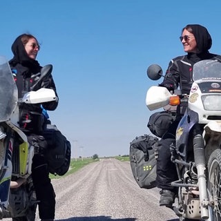 Zwei Frauen auf Motorrädern 