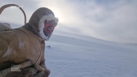 Markus Klek wandert in Steinzeitausrüstung