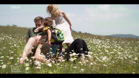 Salima Oudefel und Timo Götz mit Kindern