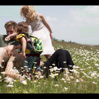 Salima Oudefel und Timo Götz mit Kindern