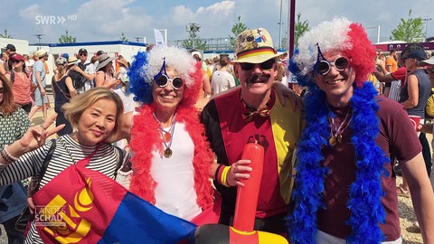 Vier Personen posieren verkleidet mit Perücken und Brillen