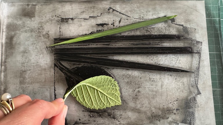 Die Strukturmaterialien vorsichtg abziehen