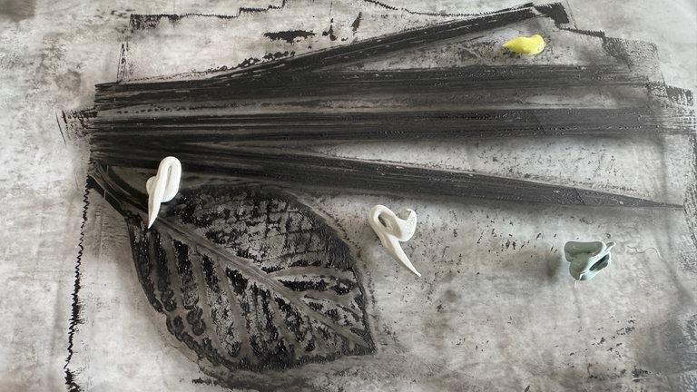 Anschließend eine weitere Farbe großflächig auftragen und den Vorgang beliebig oft wiederholen