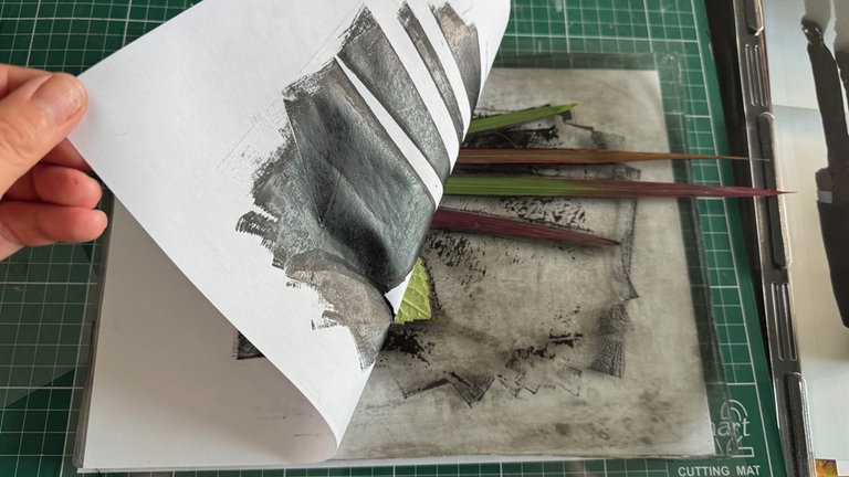 Das Druckerpapier vorsichtig abziehen.