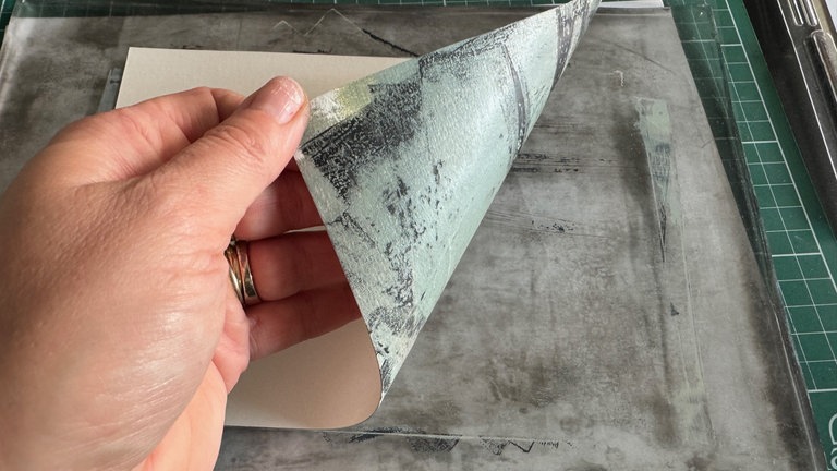 Fest drüber streichen und ggf. mit einem Fön etwas trocknen. Jetzt kann das Papier vorsichtig von der Gelplatte abgezogen werden. 