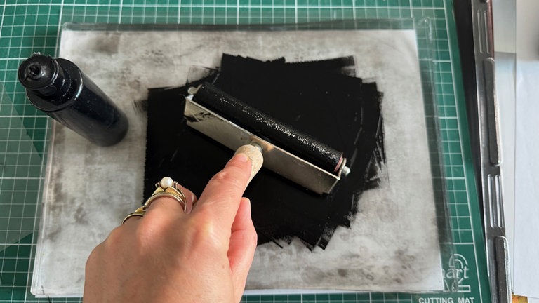 Eine beliebige Farbe mit einer Walze gleichmäßig auf die Gelplatte auftragen. 