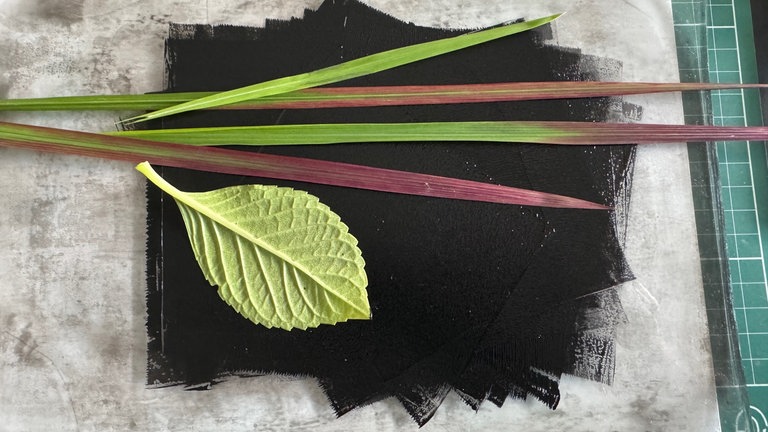 Struktur-Materialien darauf platzieren. 