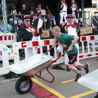 Beim Schubkarrenrennen in Hoppstädten-Weiersbach kommen auch viele Menschen aus dem Umkreis ins Dorf.