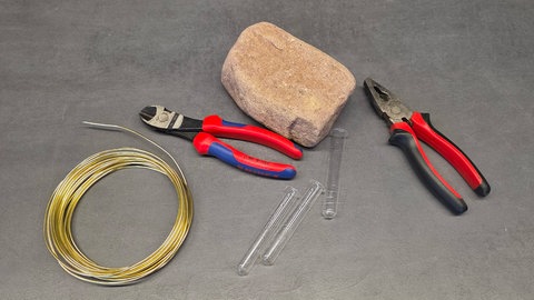 Luftige Tischdekoration mit schwebenden Blüten