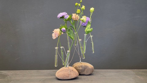 Luftige Tischdekoration mit schwebenden Blüten