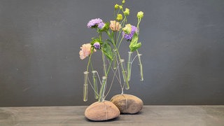 Luftige Tischdekoration mit schwebenden Blüten