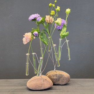 Luftige Tischdekoration mit schwebenden Blüten