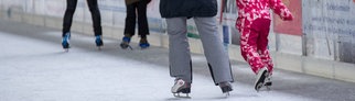 Eine Mutter geht mit ihrer Tochter eislaufen | Die schönsten Eisbahnen in Rheinland-Pfalz