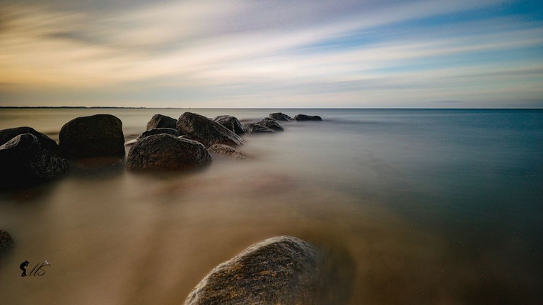 Eckernförde Strand | Mario aus Neuburg am Rhein schickte uns dieses schöne Bild und schrieb dazu: "Dieses Bild ist bei einem Spaziergang am Strand entstanden, ich war in der Gegend für einen Fachtrainerlehrgang für Kids Wing Tsun. Am Abend davor habe ich mir meine Kamera geschnappt und geschaut, wo man ein paar schöne Bilder machen kann."