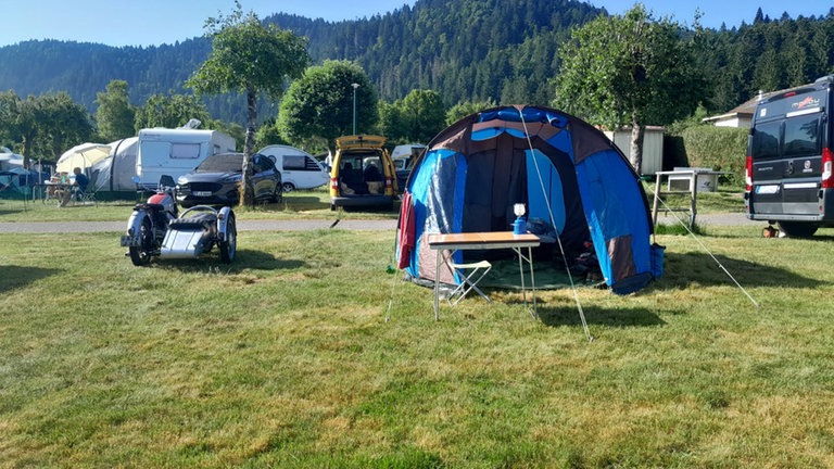 Martin Kegel aus Kettenheim bei Alzey: Zelt mit Horex Regina und Beiwagen